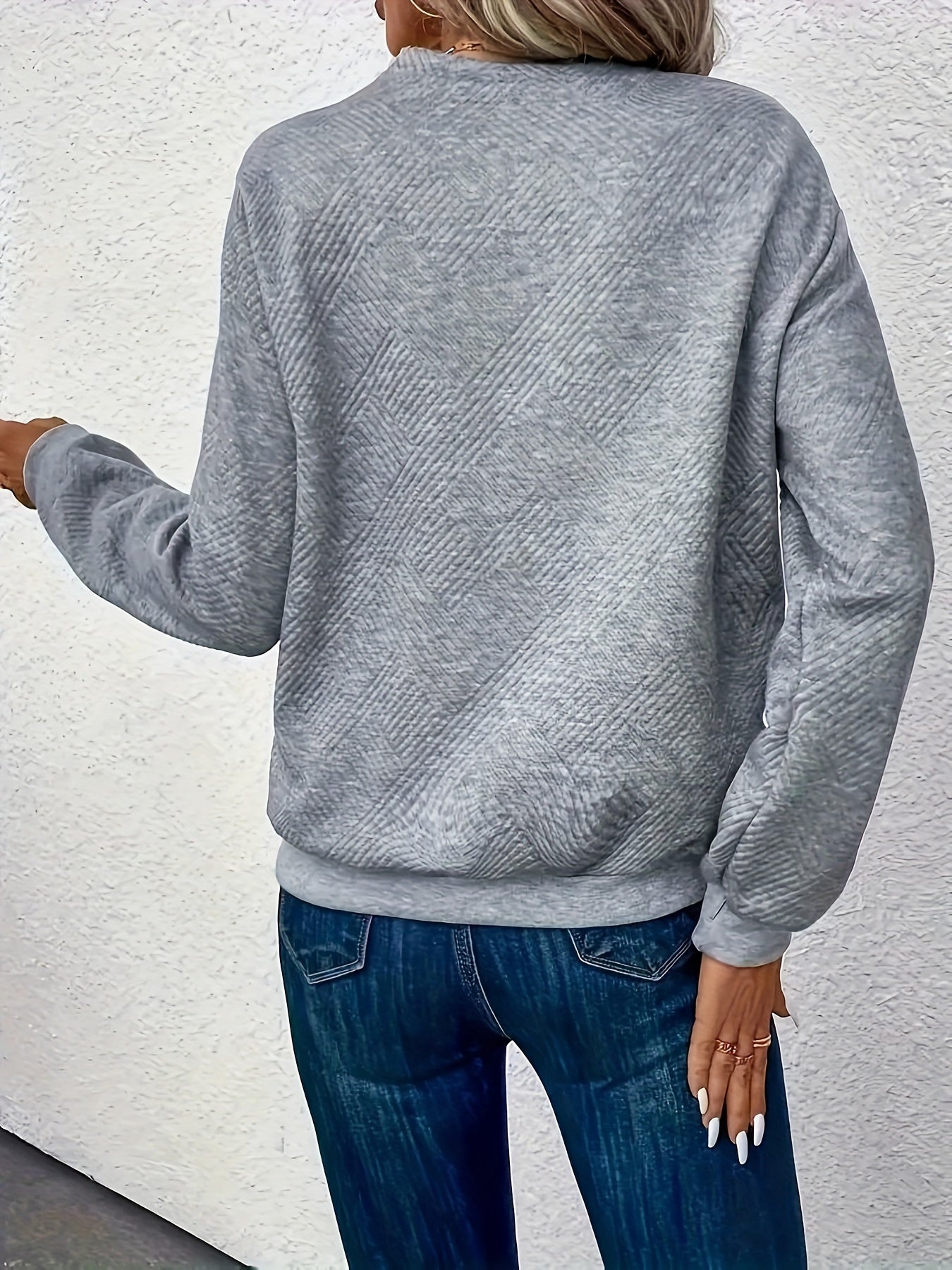 Striktrøje Dame – Asymmetrisk Pullover med Knapper ved Halsen