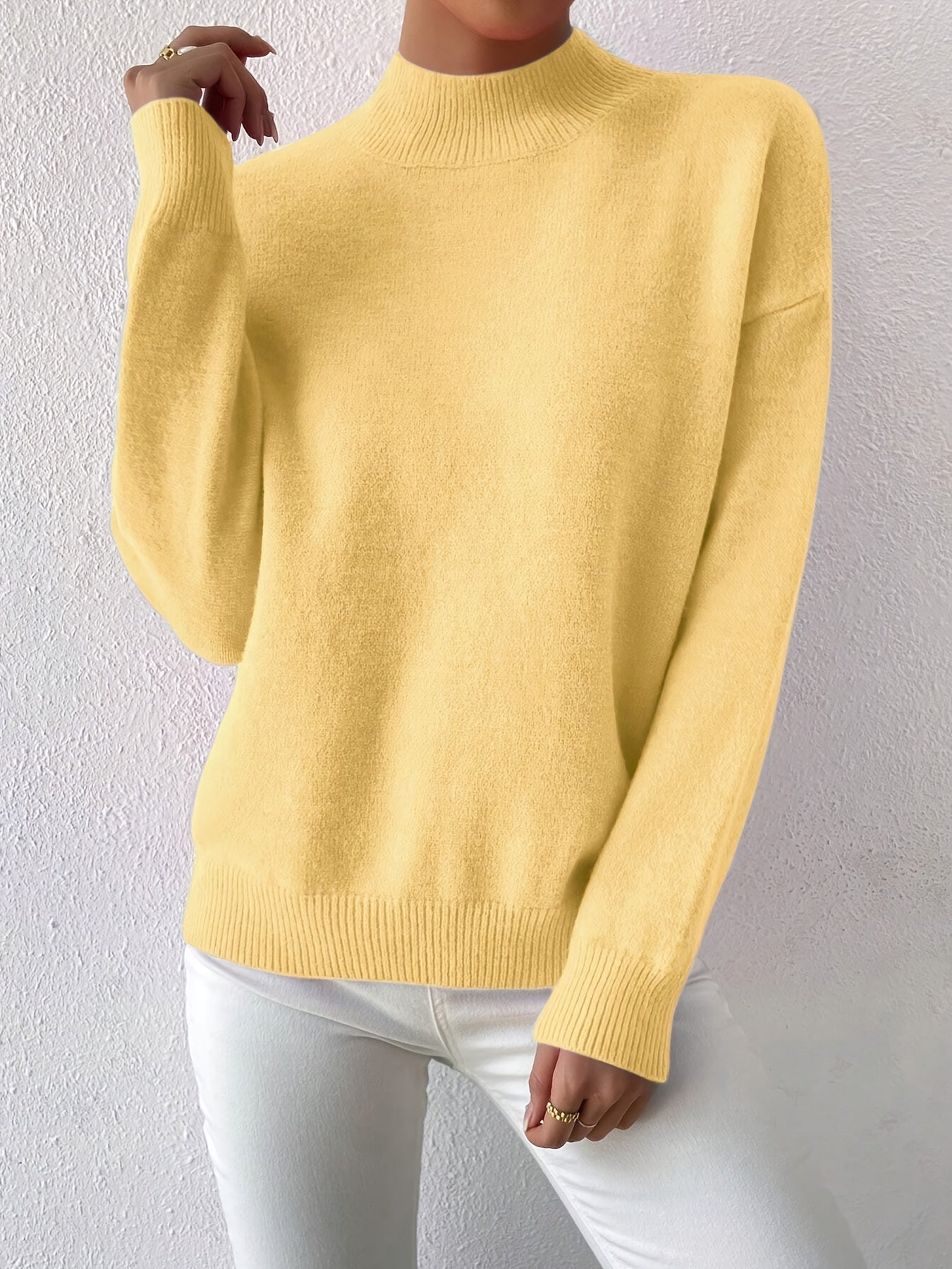Striktrøje Dame – Pullover med høj hals og klassisk design til hverdag, arbejde og lag-på-lag i Sort og Abrikos – Lorelei