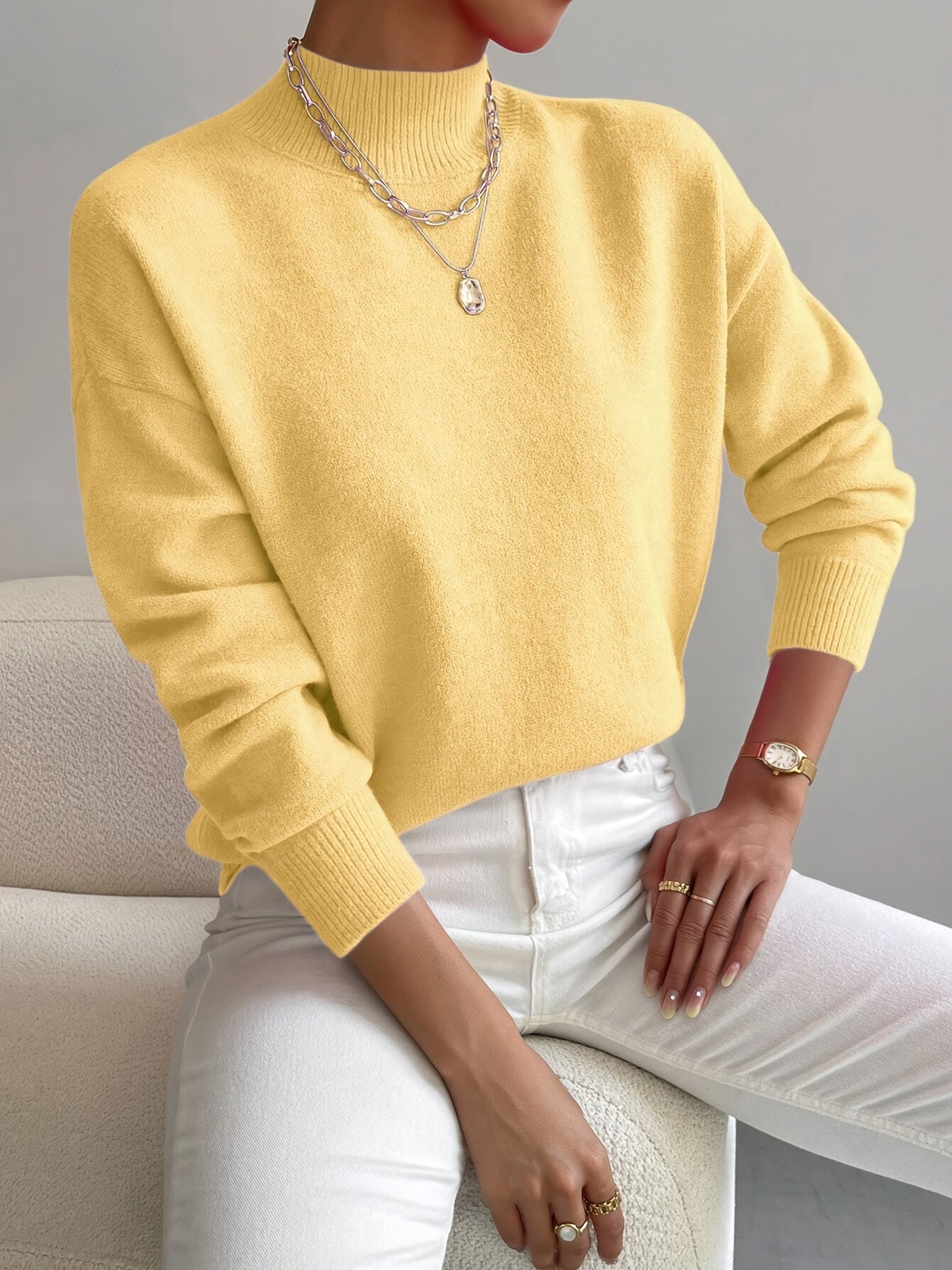 Striktrøje Dame – Pullover med høj hals og klassisk design til hverdag, arbejde og lag-på-lag i Sort og Abrikos – Lorelei