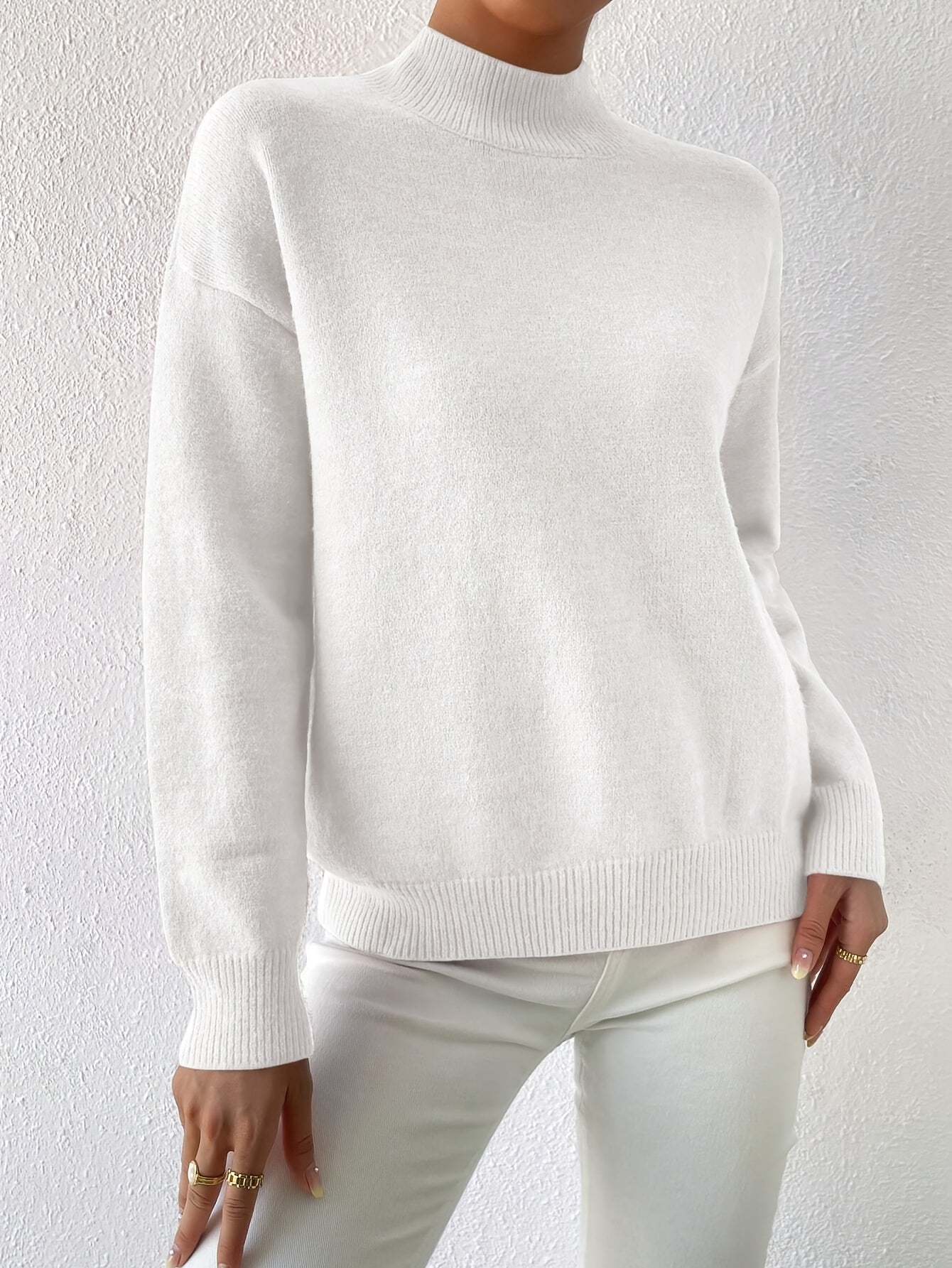 Striktrøje Dame – Pullover med høj hals og klassisk design til hverdag, arbejde og lag-på-lag i Sort og Abrikos – Lorelei
