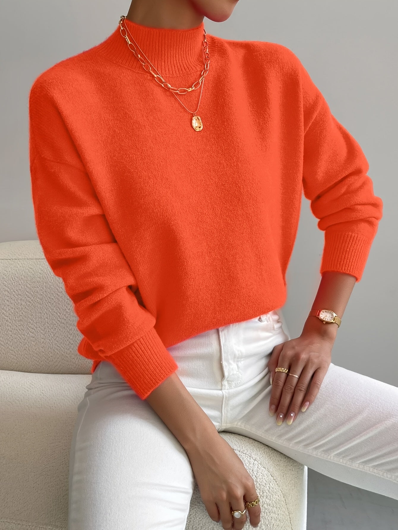 Striktrøje Dame – Pullover med høj hals og klassisk design til hverdag, arbejde og lag-på-lag i Sort og Abrikos – Lorelei