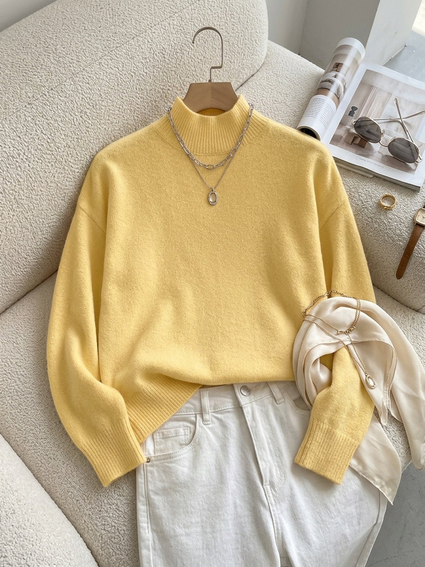 Striktrøje Dame – Pullover med høj hals og klassisk design til hverdag, arbejde og lag-på-lag i Sort og Abrikos – Lorelei