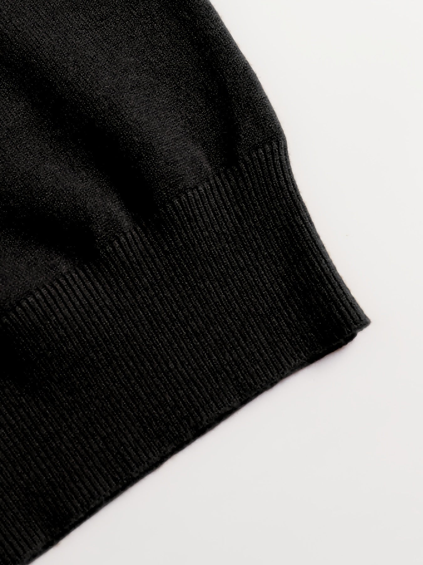 Striktrøje Herre – Pullover med høj hals og klassisk design til hverdag, arbejde og lag-på-lag i Sort og Hvid – Everett