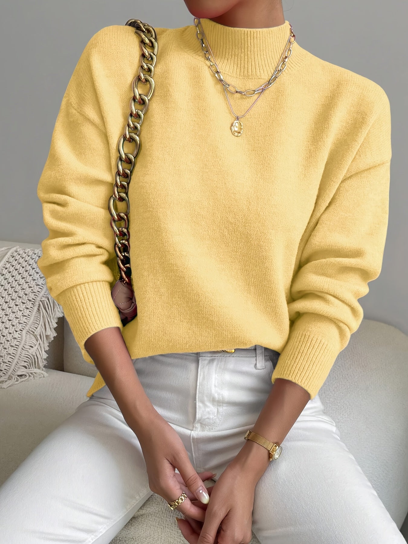 Striktrøje Dame – Pullover med høj hals og klassisk design til hverdag, arbejde og lag-på-lag i Sort og Abrikos – Lorelei