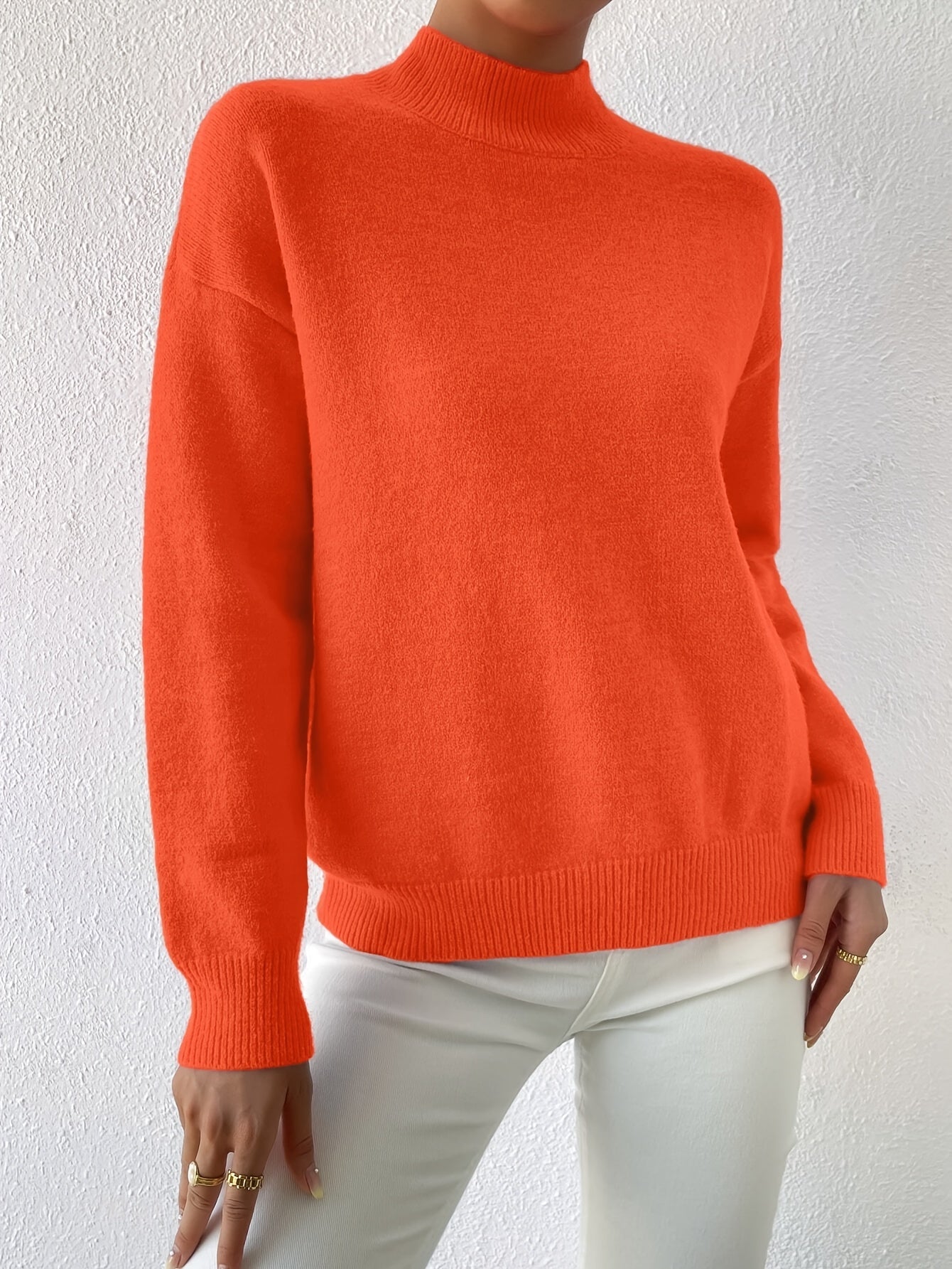 Striktrøje Dame – Pullover med høj hals og klassisk design til hverdag, arbejde og lag-på-lag i Sort og Abrikos – Lorelei