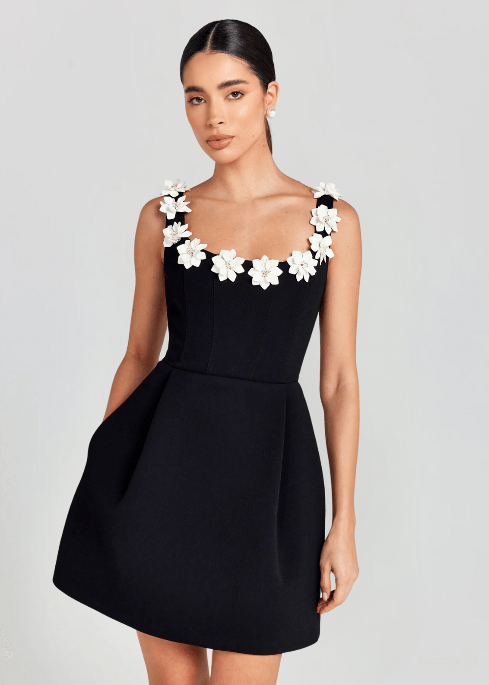 Dame Mini Kjole med Blomsterapplikation, Stropper og Udstillet Nederdel