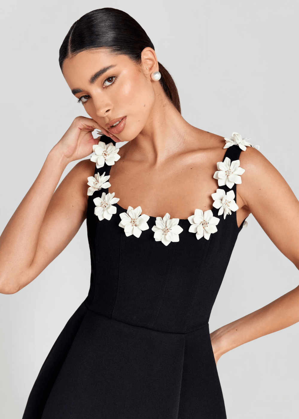 Dame Mini Kjole med Blomsterapplikation, Stropper og Udstillet Nederdel