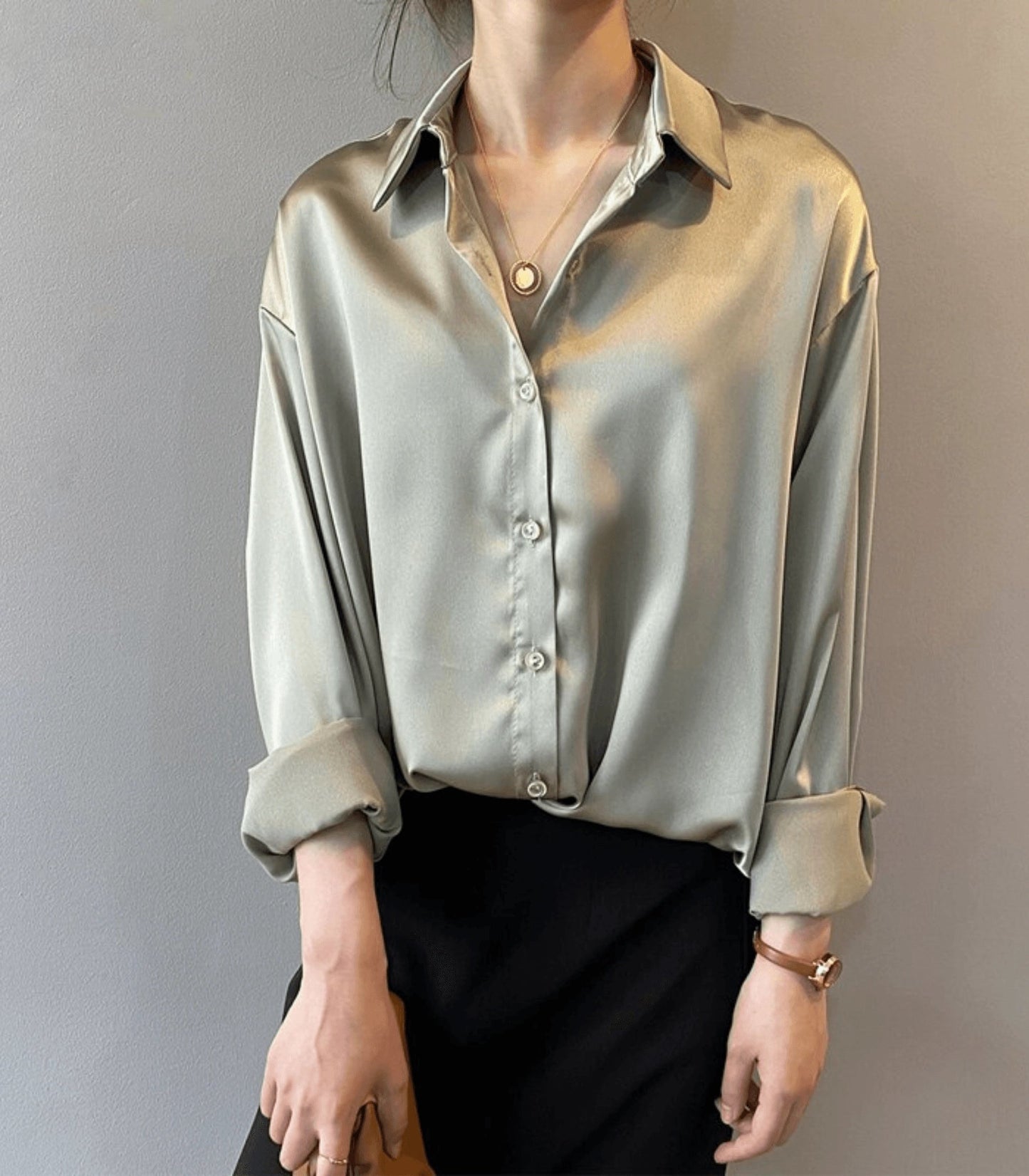 Hvid Satin Bluse Dame – Oversized Skjortebluse med Knapper