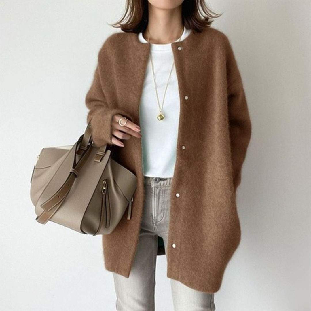 Cardigan Dame – Strikcardigan med klassisk design til hverdag, arbejde og lag-på-lag i Khaki Brun og Sort – Chloe™ Elegant