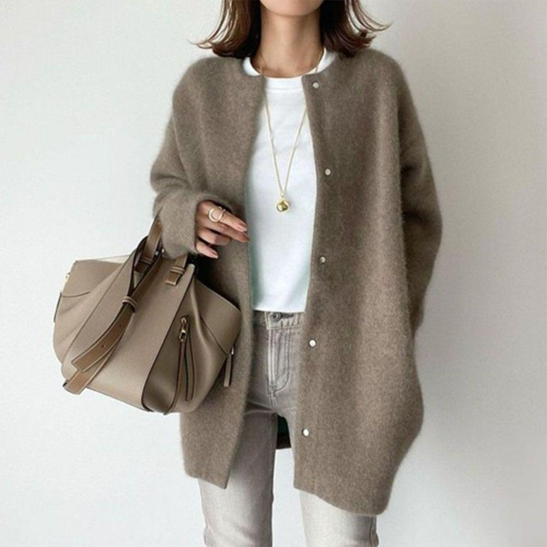 Cardigan Dame – Strikcardigan med klassisk design til hverdag, arbejde og lag-på-lag i Khaki Brun og Sort – Chloe™ Elegant