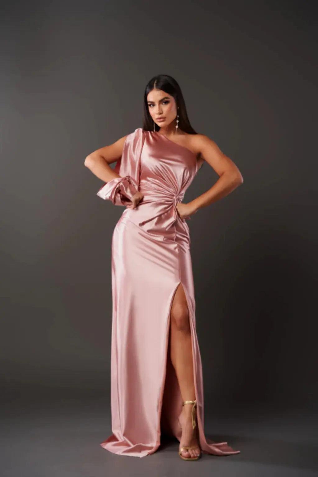 Elegant maxikjole til dame med one shoulder satinlook