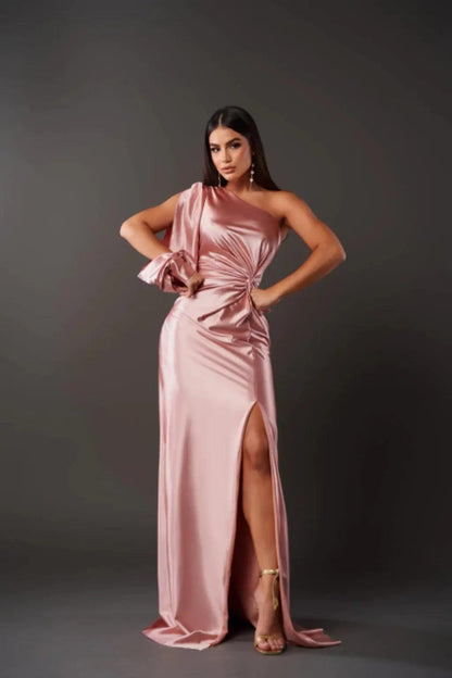 Elegant maxikjole til dame med one shoulder satinlook