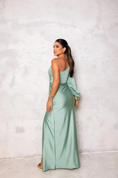 Elegant maxikjole til dame med one shoulder satinlook