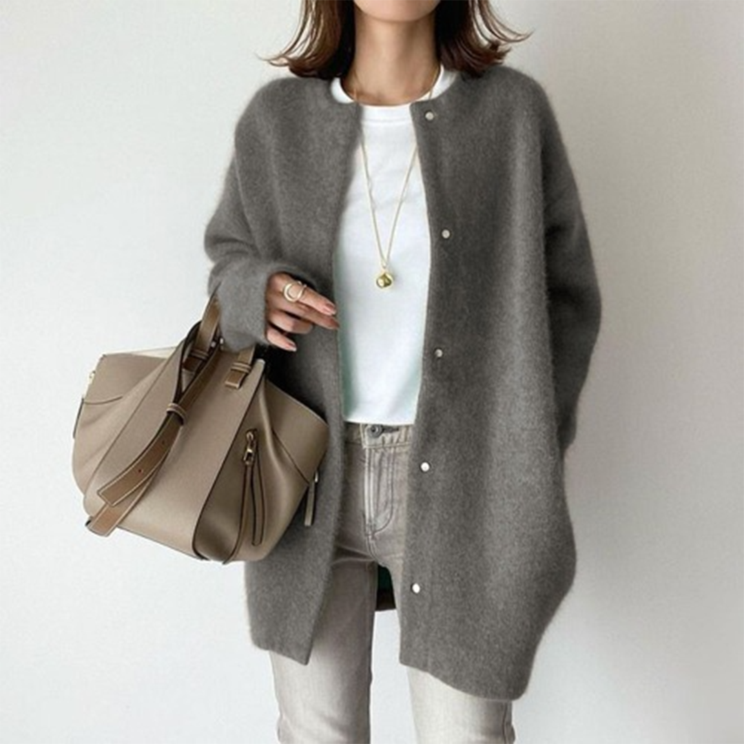 Cardigan Dame – Strikcardigan med klassisk design til hverdag, arbejde og lag-på-lag i Khaki Brun og Sort – Chloe™ Elegant
