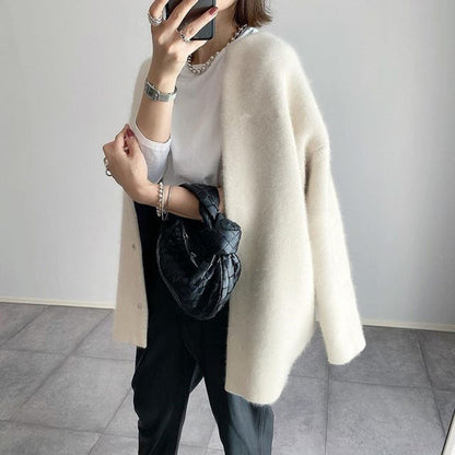 Cardigan Dame – Strikcardigan med klassisk design til hverdag, arbejde og lag-på-lag i Khaki Brun og Sort – Chloe™ Elegant