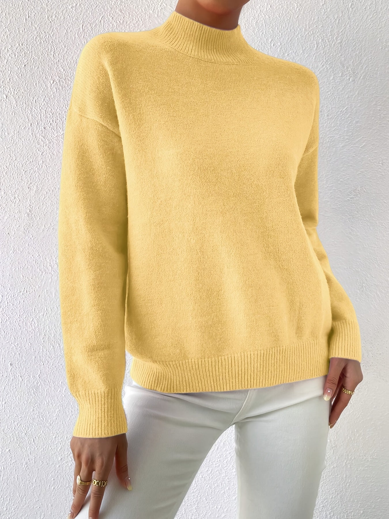 Striktrøje Dame – Pullover med høj hals og klassisk design til hverdag, arbejde og lag-på-lag i Sort og Abrikos – Lorelei