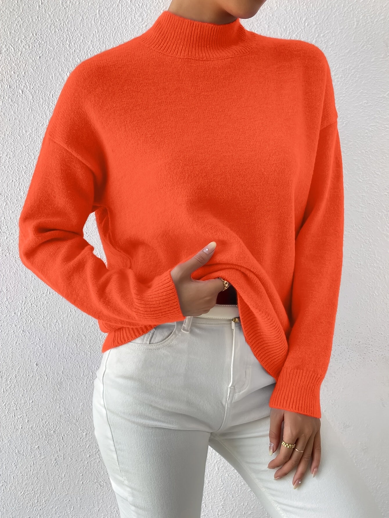 Striktrøje Dame – Pullover med høj hals og klassisk design til hverdag, arbejde og lag-på-lag i Sort og Abrikos – Lorelei
