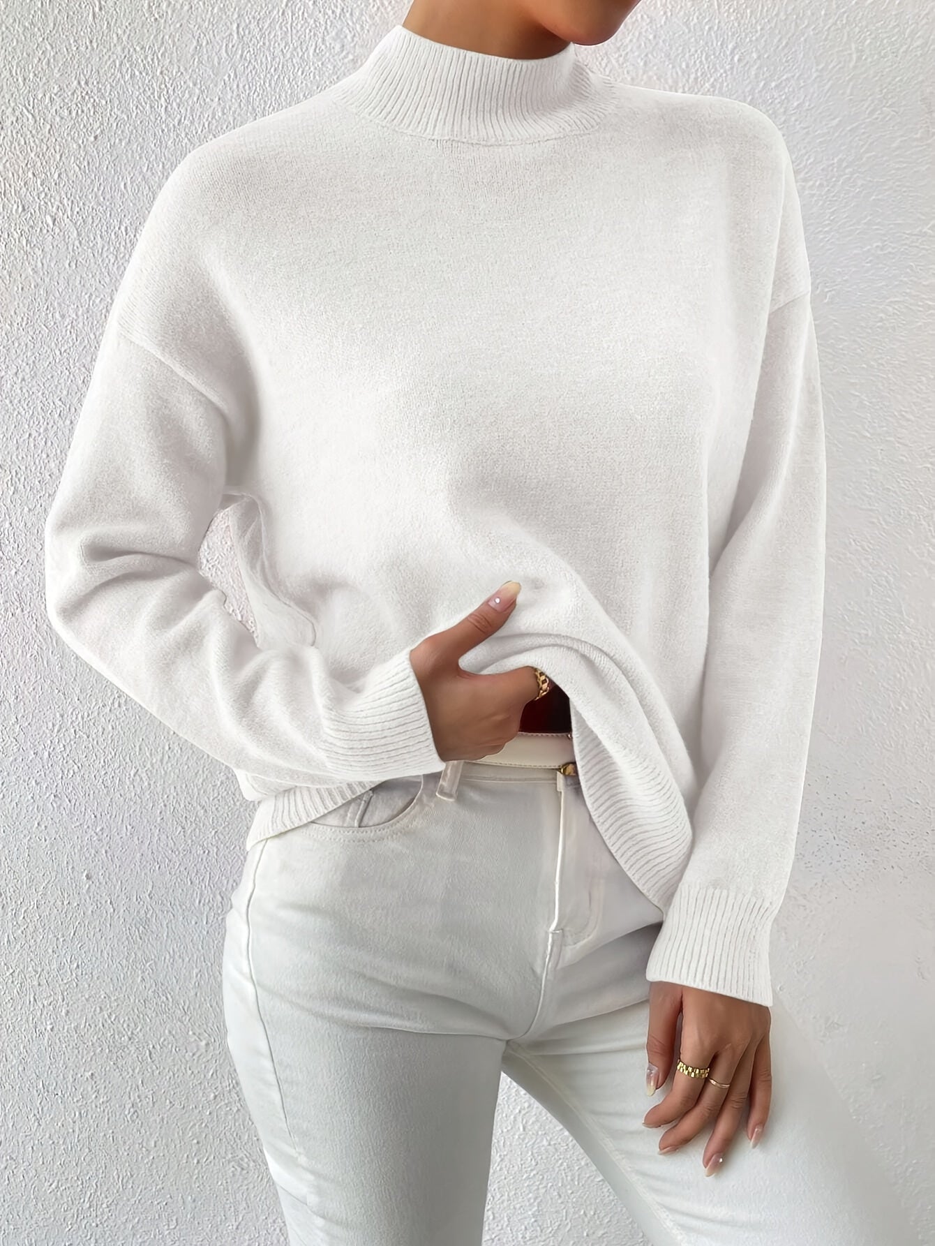 Striktrøje Dame – Pullover med høj hals og klassisk design til hverdag, arbejde og lag-på-lag i Sort og Abrikos – Lorelei