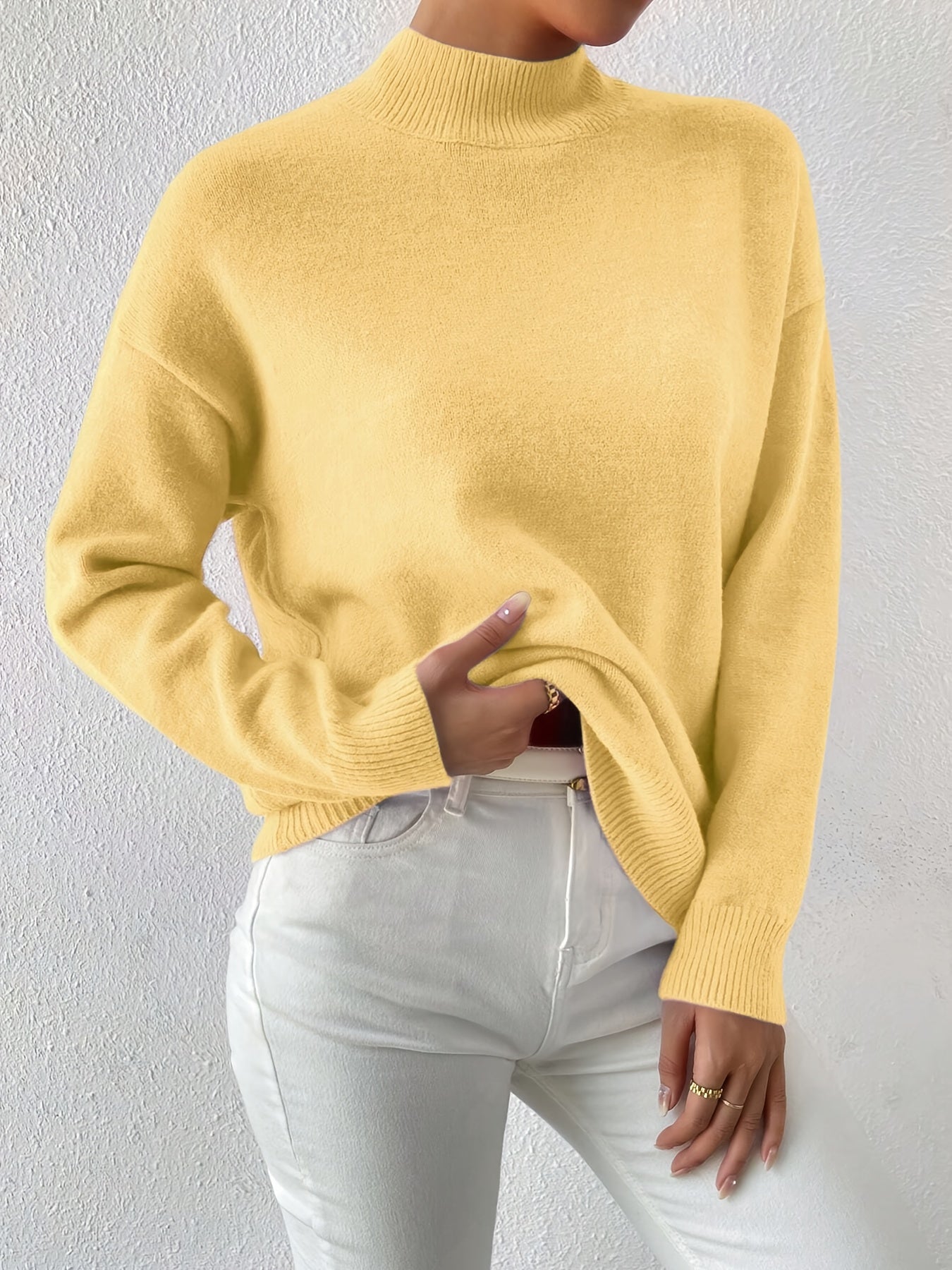 Striktrøje Dame – Pullover med høj hals og klassisk design til hverdag, arbejde og lag-på-lag i Sort og Abrikos – Lorelei