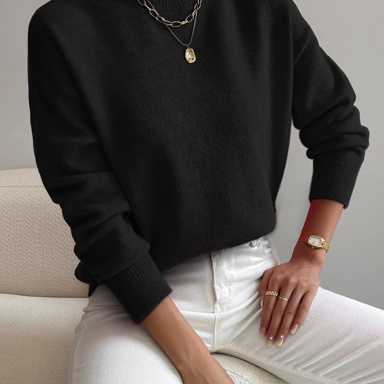 Striktrøje Dame – Pullover med høj hals og klassisk design til hverdag, arbejde og lag-på-lag i Sort og Abrikos – Lorelei